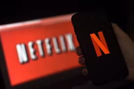 Biểu tượng Netflix trên màn hình máy tính và điện thoại tại Arlington, Virginia, Mỹ. (Ảnh: AFP/TTXVN)