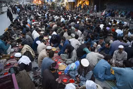 Các tín đồ Hồi giáo dùng bữa sáng trong ngày đầu tiên của tháng lễ Ramadan ở Rawalpindi, Pakistan, ngày 23/3. (Ảnh: AFP/TTXVN)