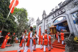 Rước kiệu vào Đền Thượng Khu di tích lịch sử Quốc gia đặc biệt Đền Hùng. (Ảnh: Tuấn Anh/TTXVN)