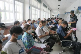 Nhiều người cao tuổi chờ đến lượt khám bệnh tại Bệnh viện Thống Nhất, Thành phố Hồ Chí Minh. (Ảnh: Đinh Hằng/TTXVN)