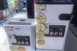 Các sản phẩm máy hút ẩm với những tính năng như diệt nấm mốc, lọc bụi mịn... có giá dao động từ 2 đến 10 triệu đồng. (Ảnh: Việt Anh/Vietnam+) 