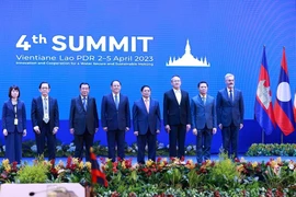 Thủ tướng Phạm Minh Chính, Thủ tướng Campuchia Samdech Hunsen, Thủ tướng Lào Sonexay Siphandone và Tổng Thư ký Văn phòng Tài nguyên nước quốc gia Thái Lan Surasri Kidti Monton cùng đại diện các nước đối tác, đối thoại chụp ảnh chung. (Ảnh: Dương Giang/TTX