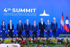 Thủ tướng Phạm Minh Chính, Thủ tướng Campuchia Samdech Hunsen, Thủ tướng Lào Sonexay Siphandone và Tổng Thư ký Văn phòng Tài nguyên nước quốc gia Thái Lan Surasri Kidti Monton cùng đại diện các nước đối tác, đối thoại chụp ảnh chung. (Ảnh: Dương Giang/TTX