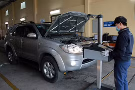 Hoạt động tại một Trung tâm đăng kiểm xe cơ giới. (Ảnh: Nguyễn Lành/TTXVN)