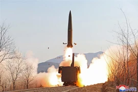 Một vụ phóng thử tên lửa đường sắt tại tỉnh Bắc Pyongan, Triều Tiên. (Ảnh: AFP/TTXVN)