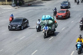 Nắng nóng ở miền Bắc khiến cuộc sống của người dân bị ảnh hưởng. (Ảnh: Tuấn Anh/TTXVN)