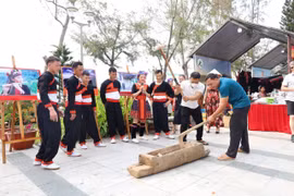 Giao lưu và trình diễn các hoạt động văn hóa đặc sắc của các dân tộc vùng Tây Bắc. (Ảnh: Ánh Tuyết/TTXVN)