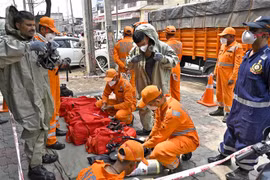 Lực lượng Ứng phó thảm họa quốc gia Ấn Độ được triển khai tại hiện trường vụ rò rỉ khí gas ở bang Punjab. (Ảnh: AFP/TTXVN)