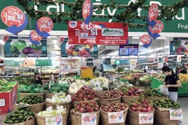 Một siêu thị thiết kế khu vực riêng để tiếp thị đa dạng nông sản, thực phẩm Việt đến người tiêu dùng. (Ảnh: Mỹ Phương/TTXVN)