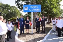 Chủ tịch Quốc hội Vương Đình Huệ thực hiện nghi thức tại Lễ đổi tên công viên Hồ Chí Minh và đặt bảng giới thiệu về thân thế, sự nghiệp của Chủ tịch Hồ Chí Minh. (Ảnh: Doãn Tấn/TTXVN)