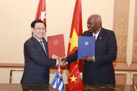 Chủ tịch Quốc hội Vương Đình Huệ và Chủ tịch Quốc hội Chính quyền Nhân dân nước Cộng hòa Cuba Esteban Lazo Hernandez trao thỏa thuận về thành lập cơ chế hợp tác liên nghị viện giữa hai quốc hội Việt Nam và Cuba. (Ảnh: Doãn Tấn/TTXVN)