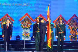 Thừa ủy quyền Chủ tịch nước, Bí thư Tỉnh Ủy, Trưởng đoàn Đại biểu Quốc hội tỉnh, Chủ tịch Hội đồng Nhân dân tỉnh Nghệ An Thái Thanh Quý trao Huân chương Lao động hạng 3 cho chính quyền và nhân dân thị xã Hoàng Mai. (Ảnh: Tá Chuyên/TTXVN)