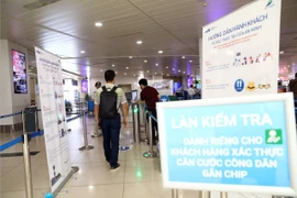 Cảng hàng không quốc tế Nội Bài đang tiến hành thí điểm ứng dụng căn cước công dân gắn chip và giải pháp xác thực hành khách làm thủ tục bay nội địa nhằm giảm tải, tránh ùn tắc tại sân bay Nội Bài. (Ảnh: Huy Hùng/TTXVN)