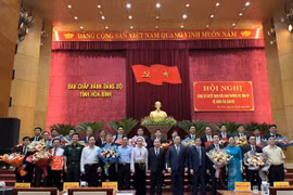 Thường trực Tỉnh ủy, Ban Thường vụ Tỉnh ủy chụp ảnh lưu niệm với các cán bộ được luân chuyển, điều động, chỉ định, phân công nhiệm vụ. (Nguồn: Báo Hòa Bình)