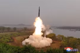 Triều Tiên phóng tên lửa đạn đạo liên lục địa (ICBM) loại mới sử dụng nhiên liệu rắn Hwasongpho-18. (Ảnh: KCNA/TTXVN)