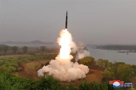 Triều Tiên phóng tên lửa đạn đạo liên lục địa (ICBM) loại mới sử dụng nhiên liệu rắn Hwasongpho-18. (Ảnh: KCNA/TTXVN)