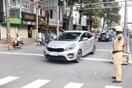 Các chiến sỹ Cảnh sát giao thông TP. HCM tiến hành phân luồng điều tiết giao thông. (Ảnh: Hồng Giang/TTXVN)