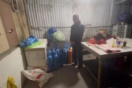 Nhiều bình khí cười N20 được phát hiện tại phòng trọ của Hoàng Văn Hải. (Ảnh: TTXVN phát)