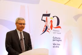 Ông Nicolas Warnery, Đại sứ Pháp tại Việt Nam, giới thiệu về các sự kiện nhân kỷ niệm 50 năm thiết lập quan hệ ngoại giao Việt Nam-Pháp và 10 năm quan hệ đối tác chiến lược. (Ảnh: Phạm Hậu/TTXVN)
