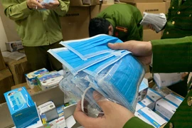 Số khẩu trang trôi nổi bị Công an quận Thanh Xuân (Hà Nội) phát hiện và thu giữ chiều 11/2. (Ảnh: PV/Vietnam+) 