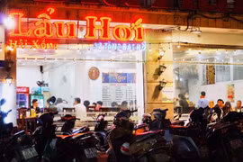 Thực khách không khẩu trang, không giữ khoảng cách an toàn sau ngày giãn cách xã hội. (Ảnh: Minh Hiếu/Vietnam+) 