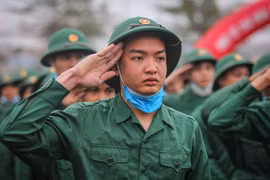 Lễ chào cờ đặc biệt của các tân binh. (Ảnh: Minh Sơn/Vietnam+)
