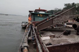 Cảnh sát kiểm tra tàu vi phạm. (Ảnh: PV/Vietnam+) 