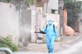 Phun khử khuẩn tại Hạ Lôi. (Ảnh: Sơn Bách/Vietnam+) 
