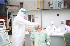 Bệnh nhân được lấy mẫu xét nghiệm tại Bệnh viện. (Ảnh: PV/Vietnam+) 