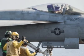 Mỹ lần đầu sử dụng máy bay trực thăng không kích lực lượng IS