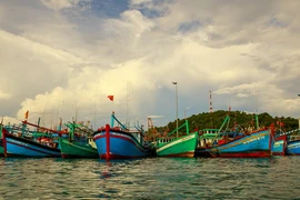 Hỗ trợ máy thông tin liên lạc tầm xa cho ngư dân trên biển