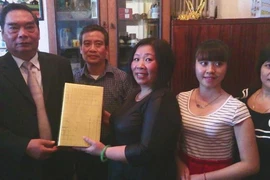 Thường trực Ban Bí thư gặp gỡ cộng đồng người Việt ở Azerbaijan