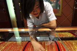 Giá vàng châu Á giảm xuống mức thấp nhất trong bốn năm