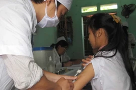 Lào Cai: 19 học sinh nôn sau tiêm vắcxin sởi-Rubella là do sợ tiêm