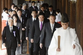 Thủ tướng Nhật Bản gửi đồ lễ tới đền thờ chiến tranh Yasukuni