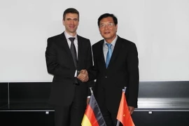 Bộ trưởng Giáo dục và Đào tạo Phạm Vũ Luận làm việc tại Đức