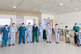 Những bệnh nhân mắc COVID-19 nặng được Bệnh viện Hồi sức COVID-19 điều trị khỏi bệnh và cho xuất viện ngày 7/8. (Ảnh: TTXVN phát)