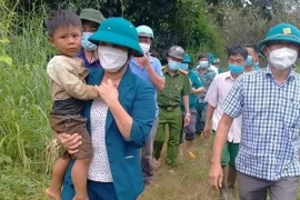 Cháu bé được tìm thấy an toàn. (Ảnh: TTXVN phát)