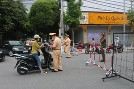 Lực lượng chức năng kiểm tra giấy tờ người dân tại Hà Nam. (Ảnh: Thanh Tuấn/TTXVN)