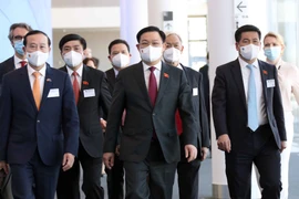 Chủ tịch Quốc hội Vương Đình Huệ làm việc tại Ủy ban Thương mại quốc tế Nghị viện châu Âu. (Ảnh: Doãn Tấn/TTXVN)