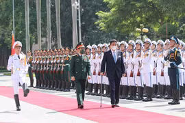 Đại tướng, Bộ trưởng Quốc phòng Phan Văn Giang và Bộ trưởng Quốc phòng Nhật Bản Kishi Nobuo duyệt đội Danh dự QĐND Việt Nam tại lễ đón. (Ảnh: Trọng Đức/TTXVN)