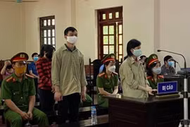Nhóm nguyên cán bộ thanh tra xây dựng bị đưa ra xét xử. (Nguồn: nld.com.vn)