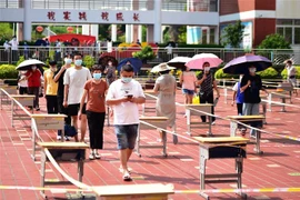 Người dân chờ xét nghiệm COVID-19 tại thành phố Phủ Điền, tỉnh Phúc Kiến, Trung Quốc, ngày 16/9/2021. (Ảnh: THX/TTXVN)