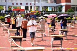 Người dân chờ xét nghiệm COVID-19 tại thành phố Phủ Điền, tỉnh Phúc Kiến, Trung Quốc, ngày 16/9/2021. (Ảnh: THX/TTXVN)