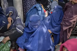 Phụ nữ Afghanistan đợi rút tiền bên ngoài một ngân hàng ở Kabul, ngày 15/9/2021. (Ảnh: AFP/TTXVN)