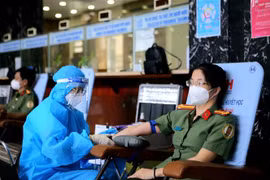 Cán bộ chiến sỹ Cục Quản lý xuất nhập cảnh trong ngày tham gia hiến máu tình nguyện. (Ảnh: Thành Chung/TTXVN)