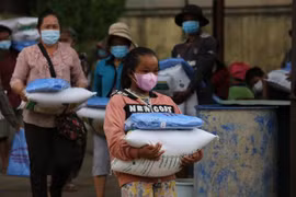 Bà con cộng đồng người gốc Việt và Khmer có hoàn cảnh khó khăn do ảnh hưởng của dịch COVID-19 nhận hỗ trợ. (Ảnh: Nguyễn Vũ Hùng/TTXVN)