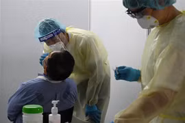 Một điểm xét nghiệm COVID-19 tại Singapore. (Ảnh: AFP/TTXVN)