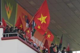 Cờ Tổ quốc tung bay trên khán đài cổ vũ cho đội tuyển Quân đội Nhân dân Việt Nam. (Ảnh: TTXVN phát)