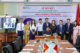 Lễ ký kết hợp tác đào tạo giữa Đại học Đông Á (Đà Nẵng) với Đại học Khoa học ứng dụng Satakunta (Phần Lan). (Ảnh: TTXVN phát)